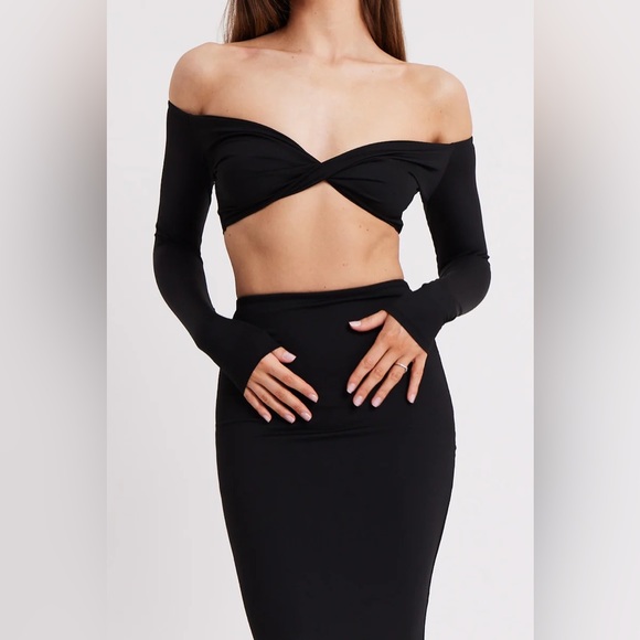 LONGSLEEVE TWIST FRONT CROP TOP - Picture 5 of 6